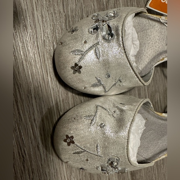 NEW| Girls Fancy Silver Dress Shoess - Picture 10 of 11